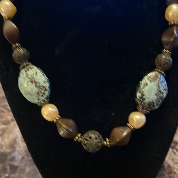 Elegant Beaded Necklace with Green and Gold Accents - Picture 3 of 3